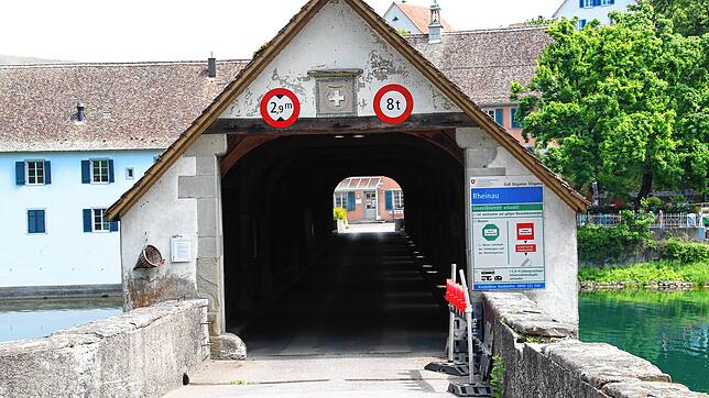 An den Rand der historischen Brücke geschoben wurde die Absperrung auf der deutschen Rheinseite des Übergangs von Jestetten nach Rheinau ...