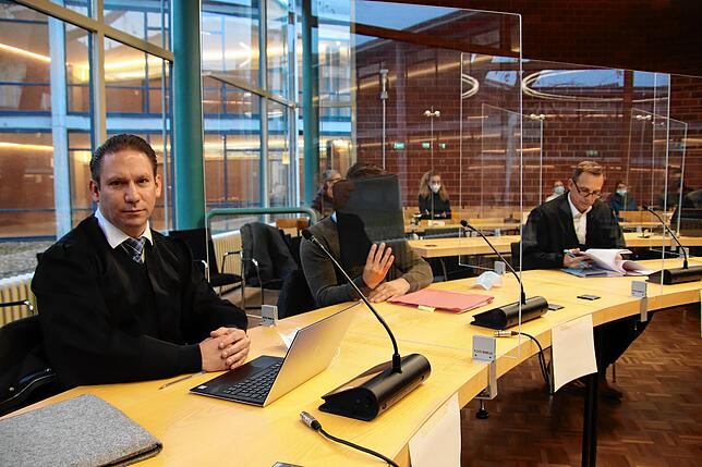 Die Rechtsanwälte Clemens Louis (links) und Gerd Prokop (rechts). Ihr Mandant Martin M. will nicht erkannt werden.