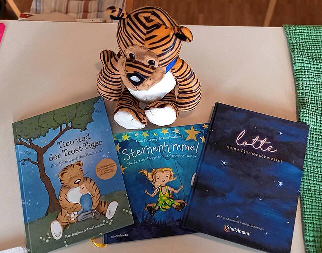 Für Geschwisterkinder gibt es entsprechende Literatur, um den Verlust und die Trauer der Eltern verstehen zu können.