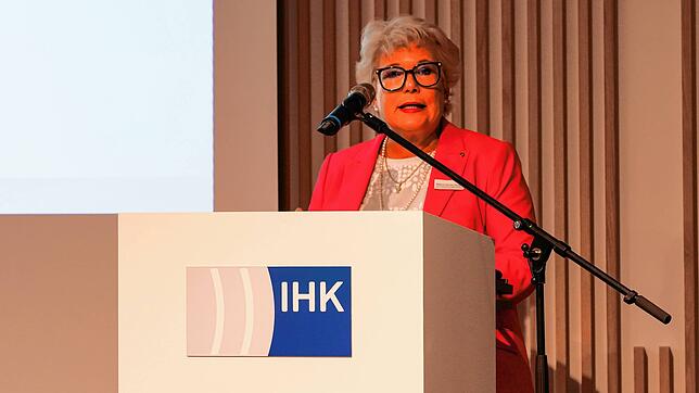 IHK-Vizepräsidentin Bettina Schuler-Kargoll bei der Eröffnung der Veranstaltung im Haus der Wirtschaft. Bild: pixl-Agentur