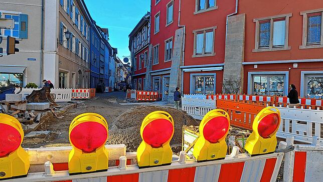 Die Jakob-Kessenring-Straße wird zurzeit saniert. Die Innenstadt soll verkehrsberuhigt werden mit Poller. Darüber gibt es geteilte ...