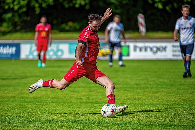 Chance vergeben: Dominik Bitzenhofer hatte den 2:3-Anschlusstreffer auf dem Fuß, brachte den Ball aber nicht im Tor unter.