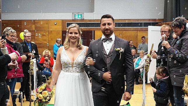 Schön und sympathisch wie vor einem Jahr: Jana und Maximilian Gaier schreiten auf der Showbühne der Messe am Hochrhein zu ihrer ...