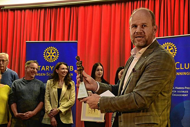 Clubpräsident Stefan Beetz präsentiert den Paul-Harris-Preis.