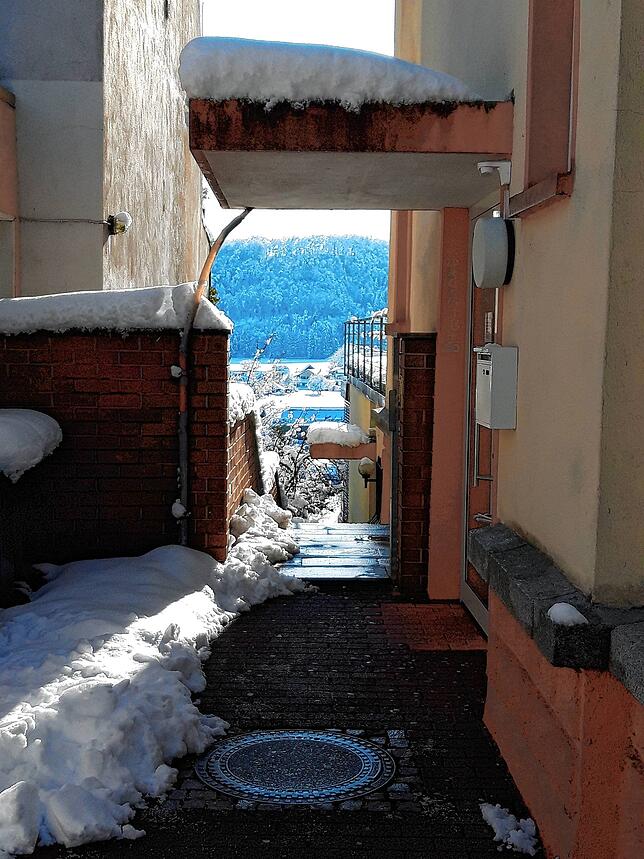 Kaum zu glauben, aber auch von der Rheinstraße in Waldshut offenbart sich ein Blick auf den Rhein und die Schweiz.