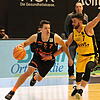 Grant Teichmann (am Ball) spielte in der vergangenen Saison für die Wiha Panthers Schwenningen und kommt am Samstag nun im Trikot der ...