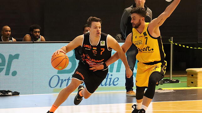 Grant Teichmann (am Ball) spielte in der vergangenen Saison für die Wiha Panthers Schwenningen und kommt am Samstag nun im Trikot der ...