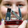 Ein Taschenmesser mit USB-Stick, Nagelfeile und Messerklinge von Victorinox.