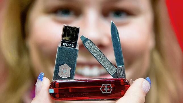 Ein Taschenmesser mit USB-Stick, Nagelfeile und Messerklinge von Victorinox.