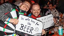 Verrückt, verrückter, Darts-Party. Diese beiden Fans haben auf jeden Fall ganz viel Spaß.