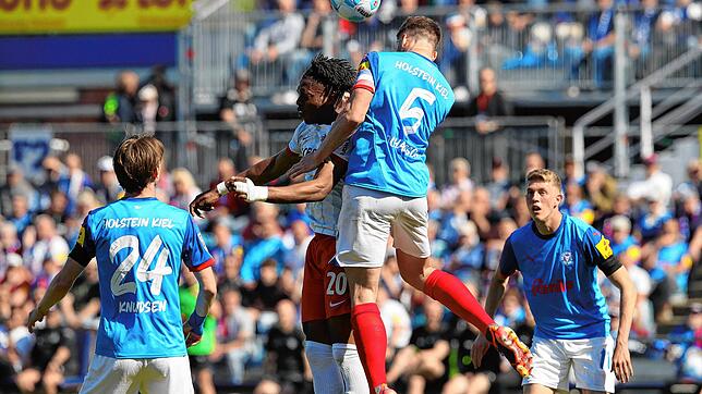 Kiels Carl Johansson (r) und Freiburgs Junior Adamu im Kopfballduell.