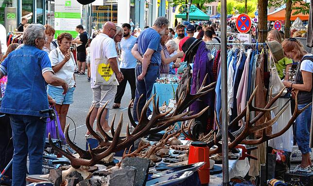 Bild 7: Reges Treiben auf dem Flohmarkt in Markdorf