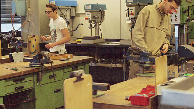 Im Metallarbeiterbereich der Bertha-Benz-Schule in Sigmaringen lernen Auszubildende nicht nur mit Handwerkzeugen und mit Tischmaschinen ...