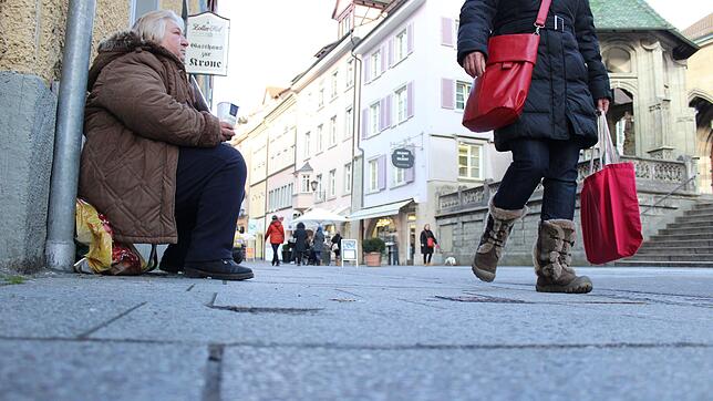 Eine obdachlose Frau in Überlingen. Die Stadt möchte benachteiligten Menschen mit einem niederschwelligen Angebot unter die Arme greifen.