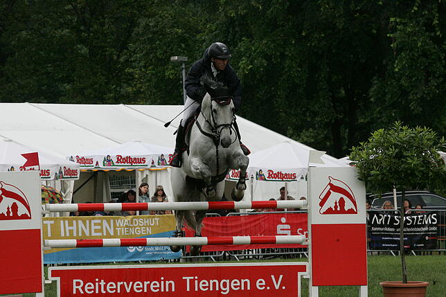 Bild 1: Pfingstreitturnier beim RV Tiengen bietet trotz Regen tollen Reitsport &ndash; wir haben die Bilder!