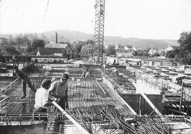 Blick auf das vermutlich erste Obergeschoss den entstehenden Gymnasiums. Im Hintergrund ist die Dillstraße, an der übernachte ...