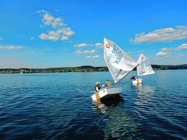 Auf der Kante zu fahren sorgt für mehr Tempo in der Regatta.
