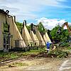 Die Abbrucharbeiten der Brandruine der Scheffelhalle sind im Gange. Derzeit werden die Reste der Mauern kontrolliert zum Einsturz ...