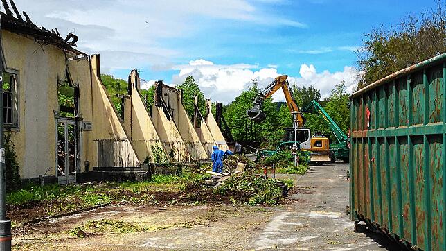 Die Abbrucharbeiten der Brandruine der Scheffelhalle sind im Gange. Derzeit werden die Reste der Mauern kontrolliert zum Einsturz ...
