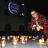 An der Fassade der Stadtbibliothek ist zur Earth Hour die C02-Uhr zu sehen. Anika Christen lud zu einer Mahnwache ein.