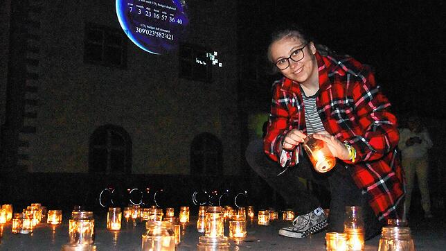 An der Fassade der Stadtbibliothek ist zur Earth Hour die C02-Uhr zu sehen. Anika Christen lud zu einer Mahnwache ein.
