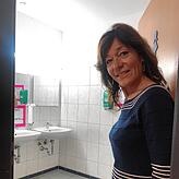 Birgit Steiner an der Tür zum Waschraum