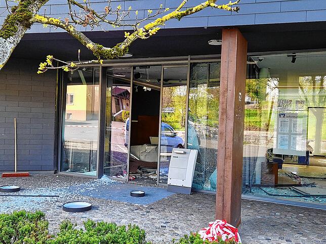 Bild 10: Sprengung der Filiale der Volksbank Hochrhein in Albbruck: Erdrückende Bilder vom Tatort