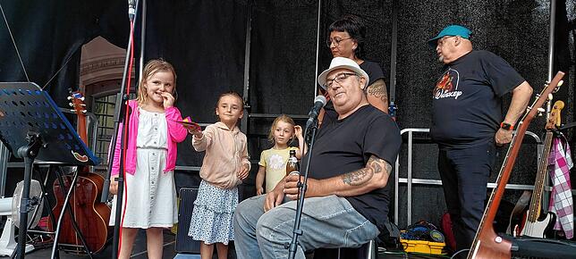 Zuschauer und Künstler im Austausch: Amelie, Zoey und Helena nehmen Kontakt mit den Musikern von Jay Dee and the Moonshiners auf.