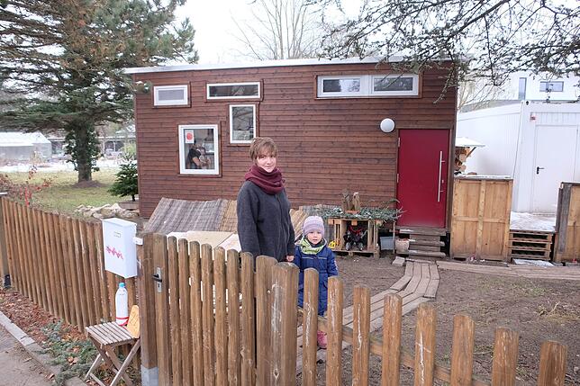 Katharina und Tochter Clara zeigen ihr Zuhause gerne. Beim Einweihungsfest waren 60 Besucher zu Gast im Tiny House.