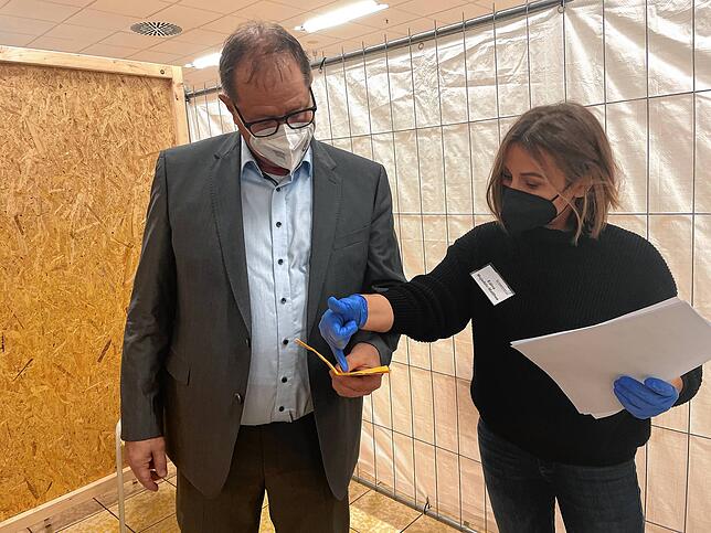 Und nach der Impfung gibt es den Eintrag ins Büchlein.