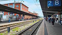Der Bahnhof in Singen. Die Bundespolizei schnappte hier am Samstag zwei Gesuchte.
