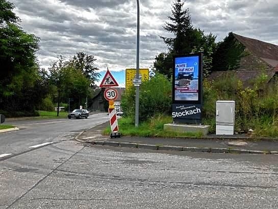Auf den digitalen Anzeigetafeln an den Orteingängen von Stockach wird zwischen Kulturankündigungen zur Achtung vor Igeln auf der Straße ...