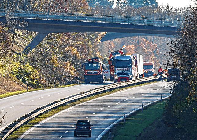 Hier geht nichts mehr: Wegen des Unfalls musste die B33 gesperrt werden.