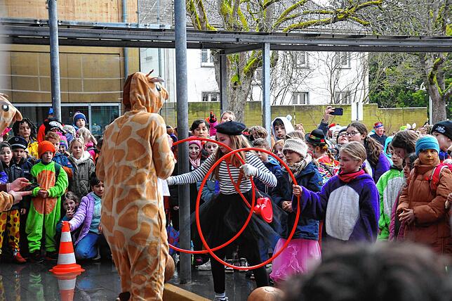 Bild 11: Bunte Zirkusschar in Steißlingen: So feierten die Narren die Rathausübergabe am Schmotzige