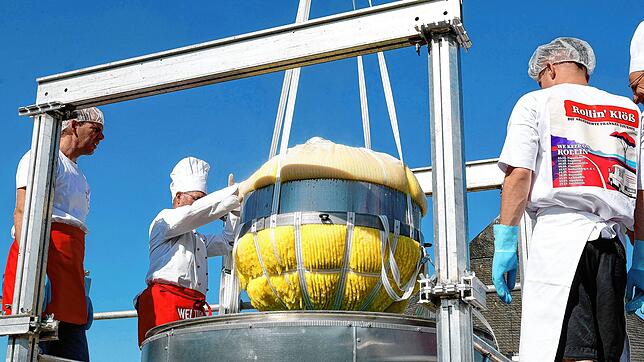 Der Rekord-Kloß wird vor 2000 Zuschauern mit einem Bagger aus dem 3000-Liter Kochtopf gehoben. Beim Dorfjubiläum haben die Wombacher ...
