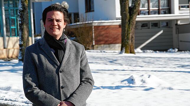Tengens Bürgermeister Marian Schreier hat einen langen Wahlkampf in Stuttgart hinter sich. Im Archivbild ist er vor dem Tengener ...