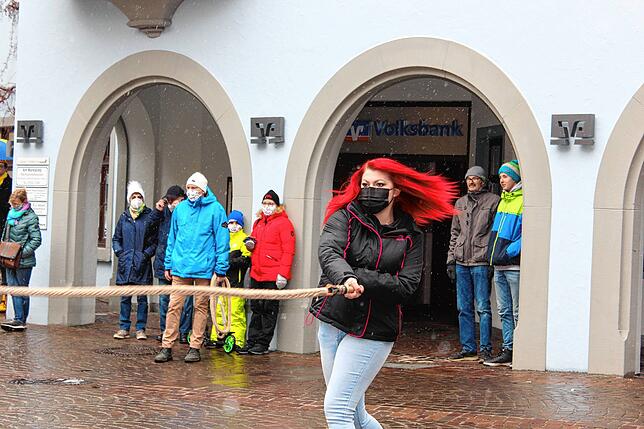 In Meersburg dürfen auch Frauen Hänsele werden und Claudia Schmäh beweist, dass sie auch schnellen kann.