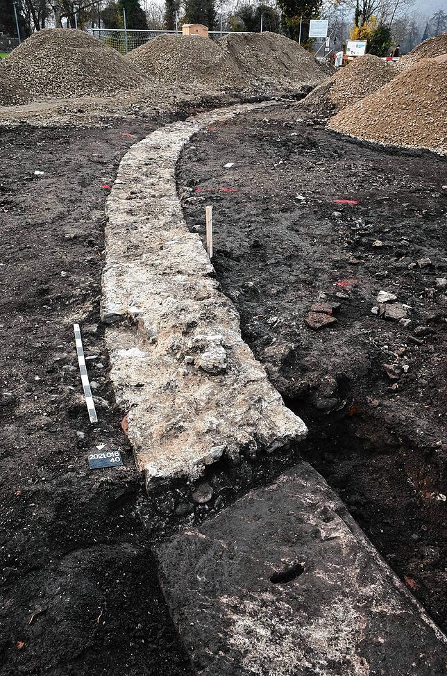 Eine verputzte Mauer umschliesst die ovale Arena des Amphitheaters.