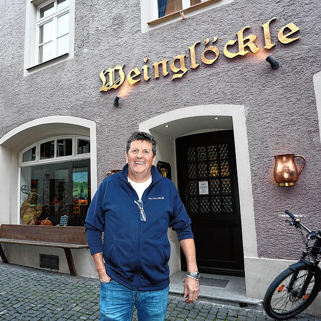 (Archivbild) Joachim Gretzmeier vor dem Weinglöckle in der Konstanzer Inselgasse. 2019 hatte er es übernommen.