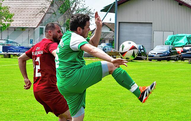 Bild 6: SV Waldhaus II gewinnt Kellerduell gegen DTFV Bad Säckingen mit 2:1 – und wir haben Fotos!