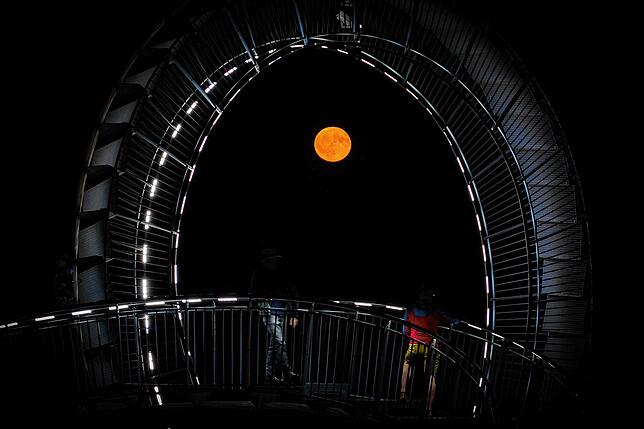 Auch in Duisburg war der Erdbeermond gut zu sehen, wie dieses Luftaufnahme mit einer Drohne zeigt.
