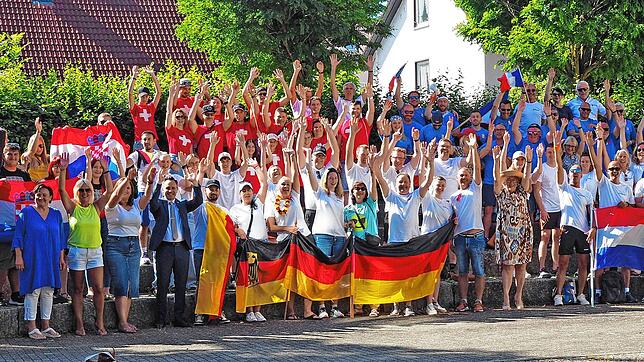 Fünf internationale Teams treten an zur neunten Veranstaltung Mengen International. Bürgermeister Philip Schwaiger (vorne Vierter von ...