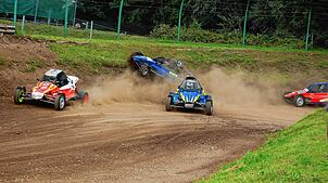 So mancher Fahrer beim 44. Autocross-Rennen in Schachen kam von selbst auf Abwege – oder wurde von der Piste gedrängt.