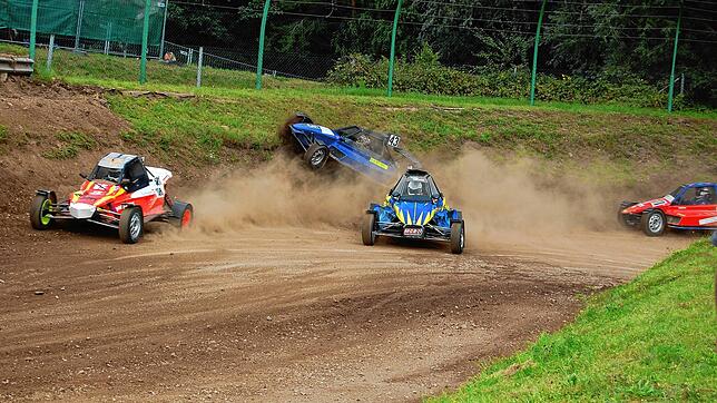 So mancher Fahrer beim 44. Autocross-Rennen in Schachen kam von selbst auf Abwege – oder wurde von der Piste gedrängt.