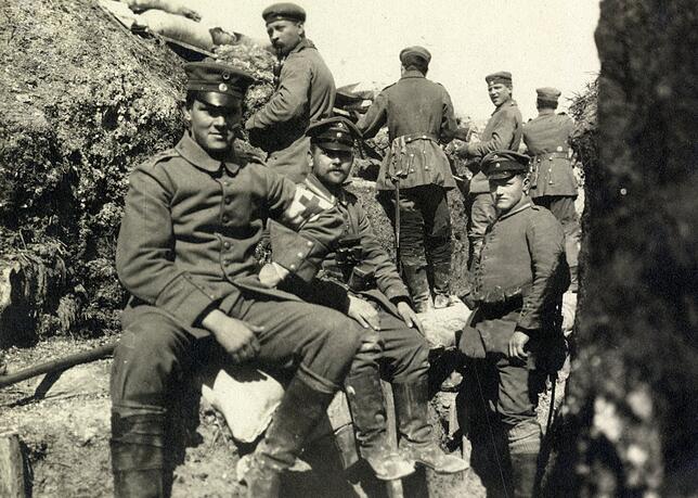 An der Front: Richard Adler im Schützengraben (vorn, rechts). Er und seine Kameraden standen bei dieser Aufnahme bei Loos-en-Gohelle.