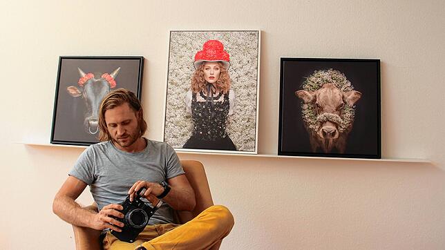 Sebastian Wehrle hat das Bild des Schwarzwalds und seiner Bewohner auf den Kopf gestellt. Seine Porträts von Menschen und Tier sind weit ...