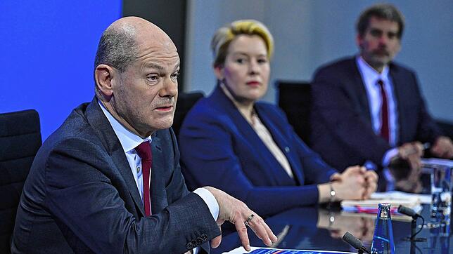 Bundeskanzler Olaf Scholz und Berlins Regierende Bürgermeisterin Franziska Giffey geben eine Pressekonferenz nach einem Treffen der ...