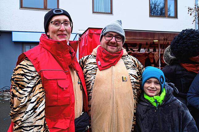 Bild 16: So feiern die Zuschauer am Straßenrand beim Narrentreffen in Dauchingen mit