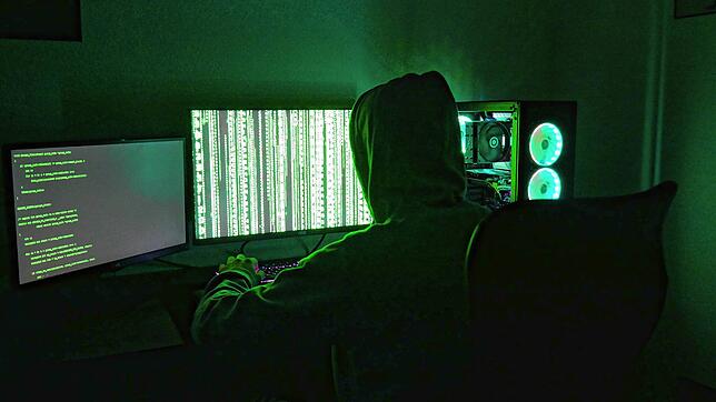 Die vermeintliche Anonymität im Internet sorgt für eine gesunkene Hemmschwelle, Straftaten im Netz zu begehen. Folge davon ist, dass ...
