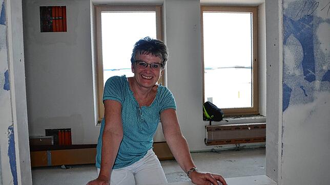 Bauamtsleiterin Monika Gehweiler führt den SÜDKURIER durch die Baustelle. Hier steht sie am künftigen Bürger-Service.